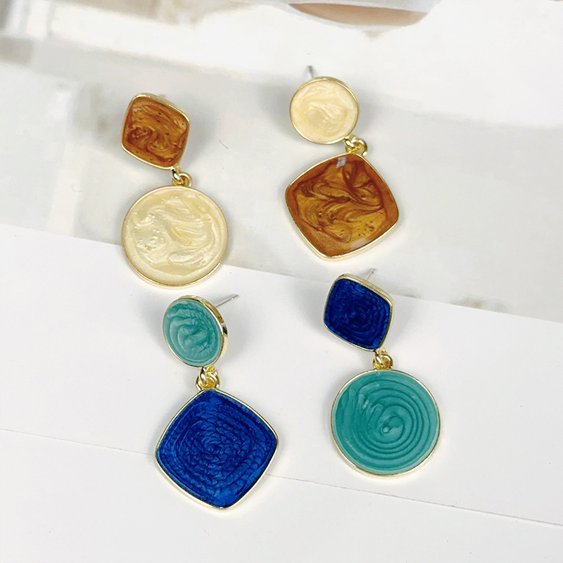 Silver needle personalized asymmetrical geometric color-blocking oil drop earrings, simple and versatile geometric stud earrings, elegant and stylish earrings Application Scenario