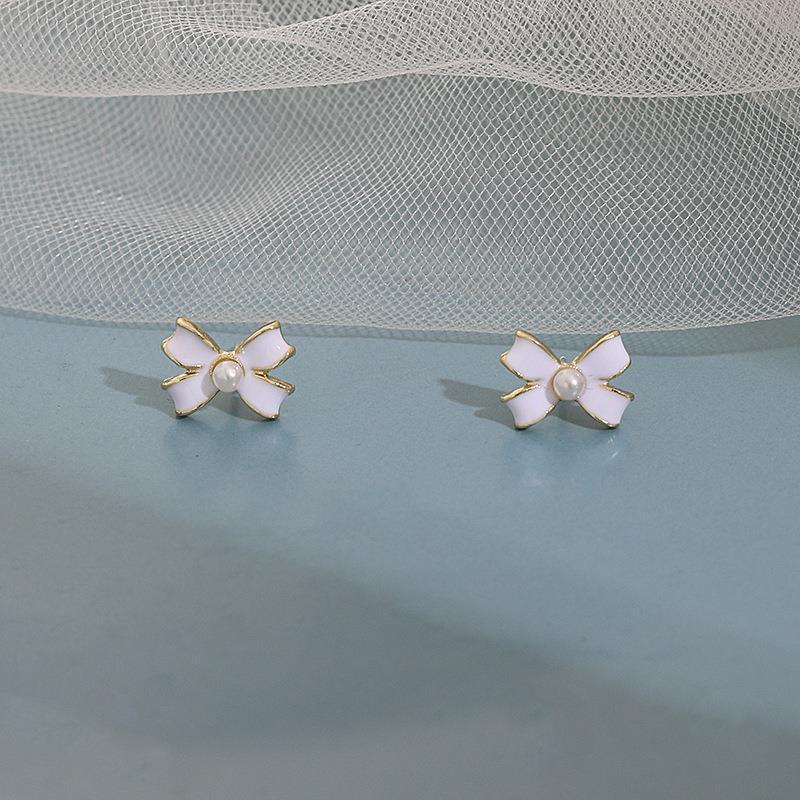 S925 Silver Needle Korean gentle and small bow pearl smooth new trendy stud earrings for women Application Scenario