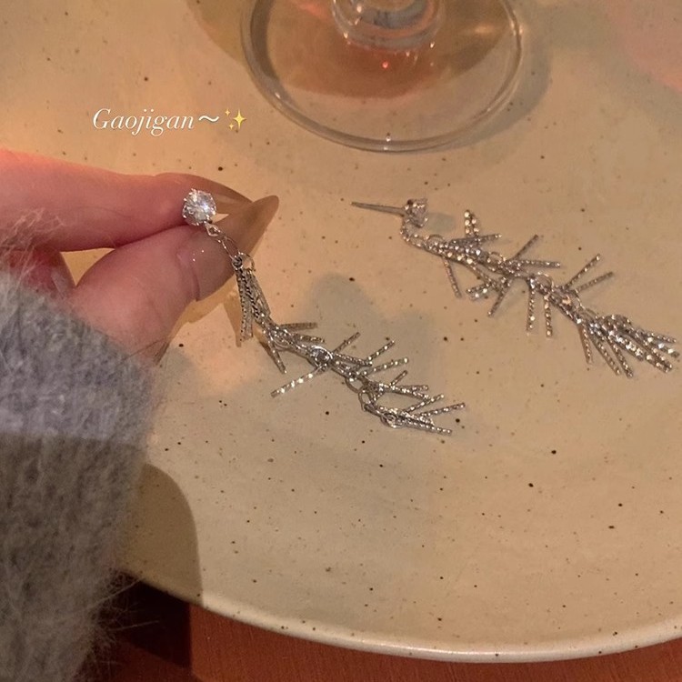 Wheat ear tassel stud earrings for women, a light luxury and high-end style, autumn and winter earrings, a niche design sense, fashionable and versatile earrings Application Scenario