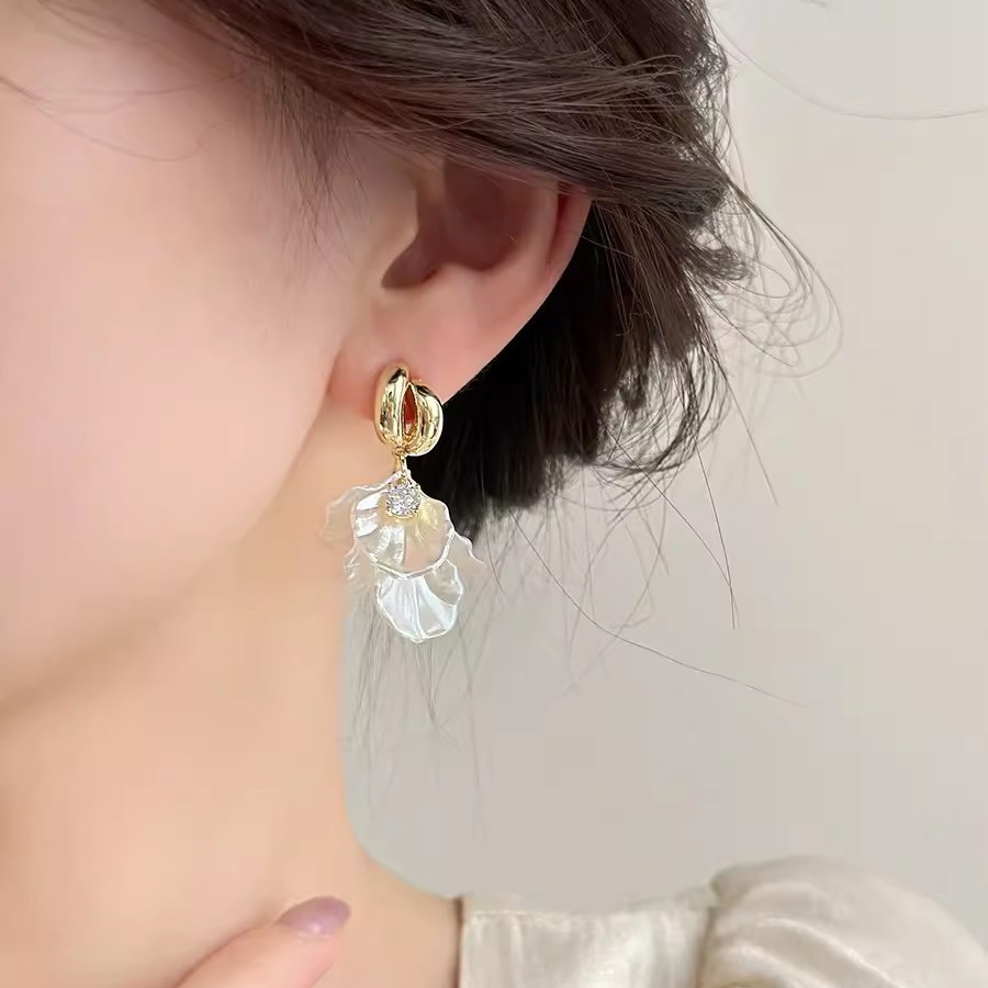 Retro tassel flower acrylic earrings, women's exaggerated and elegant high-end stud earrings, light luxury and niche diamond-encrusted earrings Application Scenario