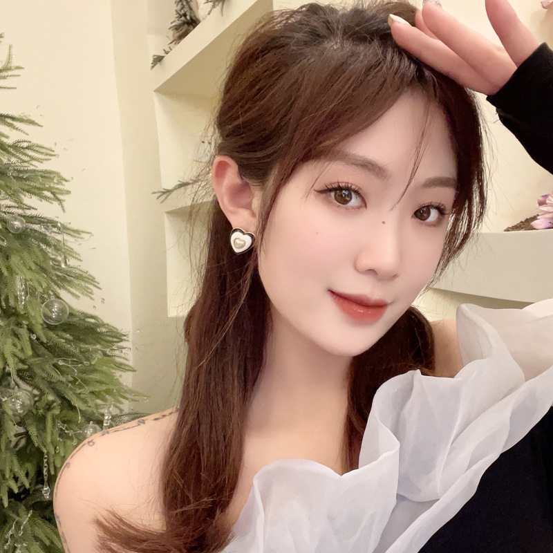 S925 Silver needle retro French Hepburn style heart-shaped stud earrings, elegant color contrast sweet pearl ins style earrings Specification drawing
