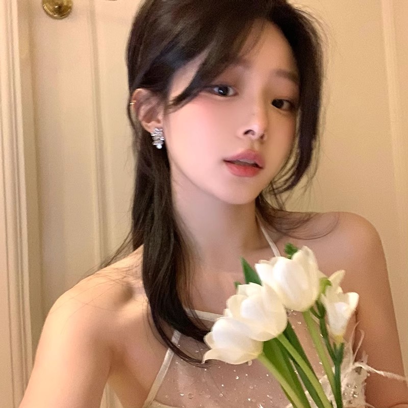 Super Flash Zircon flower stud earrings for women, simple, light luxury, high-end style, niche design, fashionable and versatile earrings details Picture