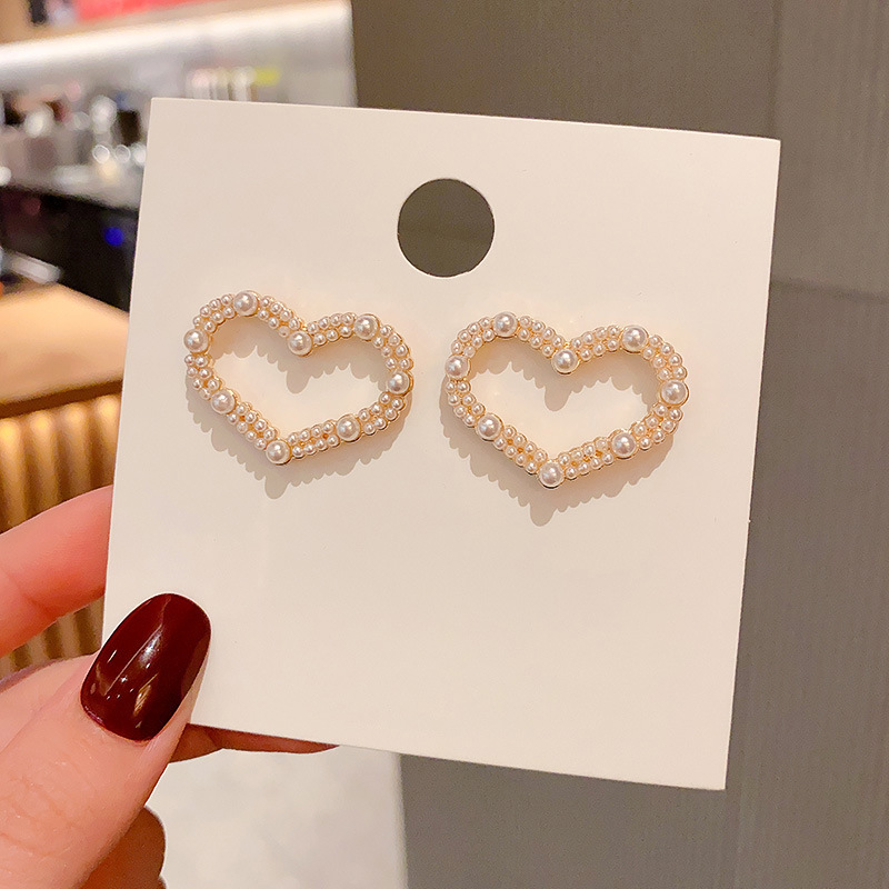 New trendy Baroque heart-shaped pearl earrings, fashionable Korean style, Internet celebrity retro Hong Kong-style stud earrings for women full figure
