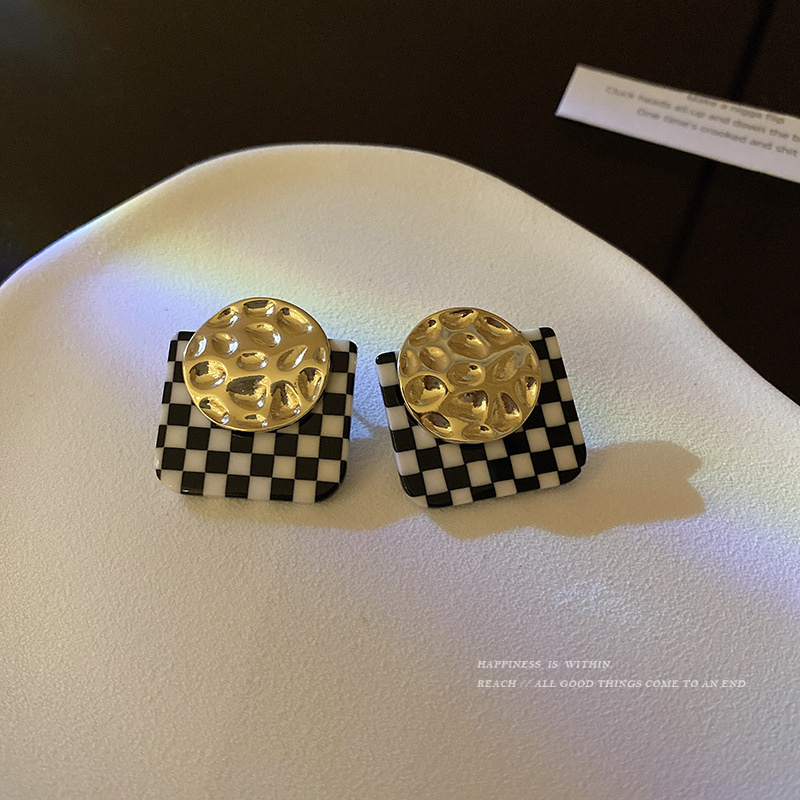 Korean-style geometric stud earrings, retro checkerboard pattern, niche design sense earrings, high-end, elegant and individualistic new earrings, trendy Specification drawing