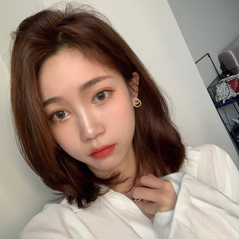 The new Korean-style fashionable and simple earrings feature small ring stud earrings with a unique and cold style. The diamond-encrusted double ring earrings are also stylish Application Scenario