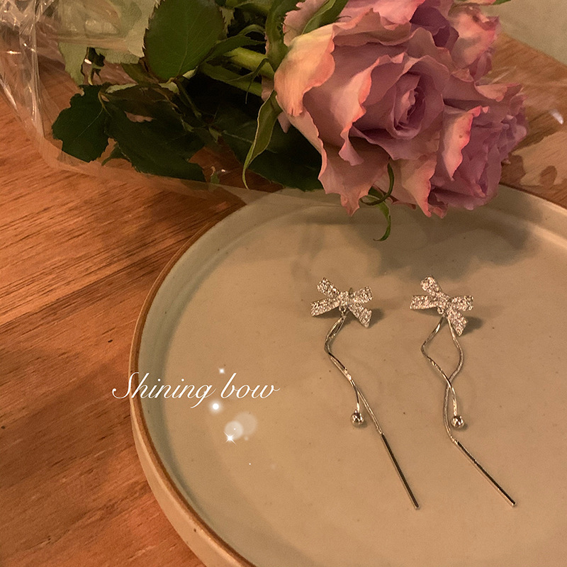 French long tassel bow earrings with a high-end feminine touch, a niche and light luxury style, Instagins-style trendy earrings details Picture