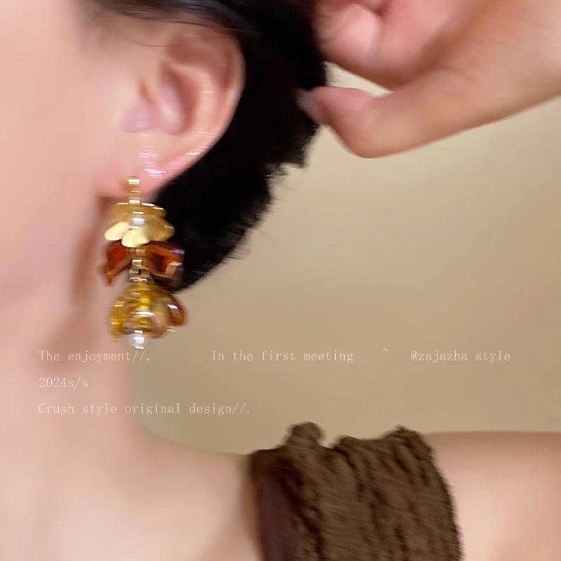 Asymmetrical flower tassel stud earrings for women, retro Hong Kong-style Maillard earrings, heavy design sense, light luxury earrings wholesale Specification drawing