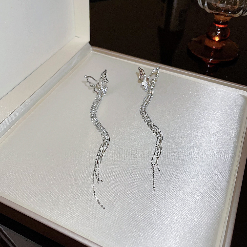Fashionable and elegant long butterfly delicate ear clips, tassels, high-end feel, no ear piercings, sweet and cool style earrings for women wholesale Application Scenario