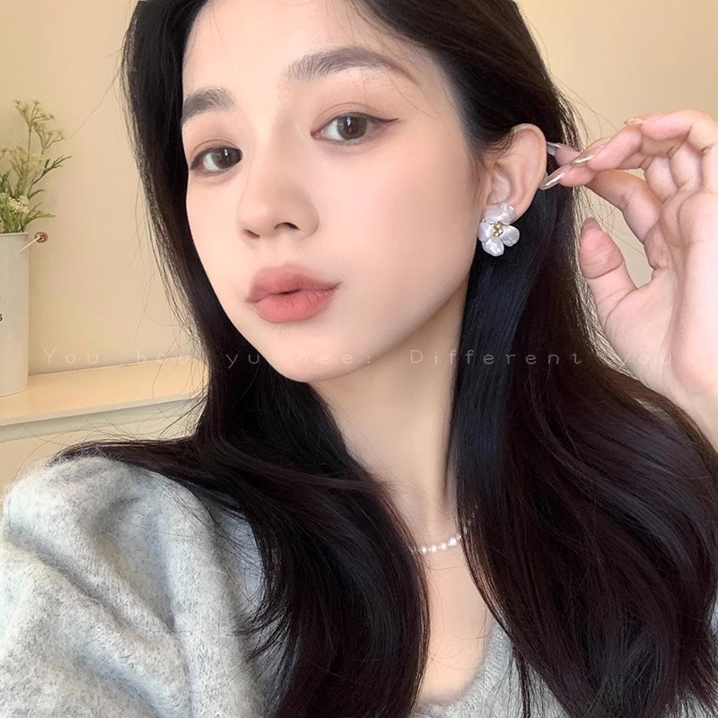 French-style imitation pearl flower earrings for women in autumn and winter, with a light luxury and high-end feel. The ear studs are a unique and niche design details Picture