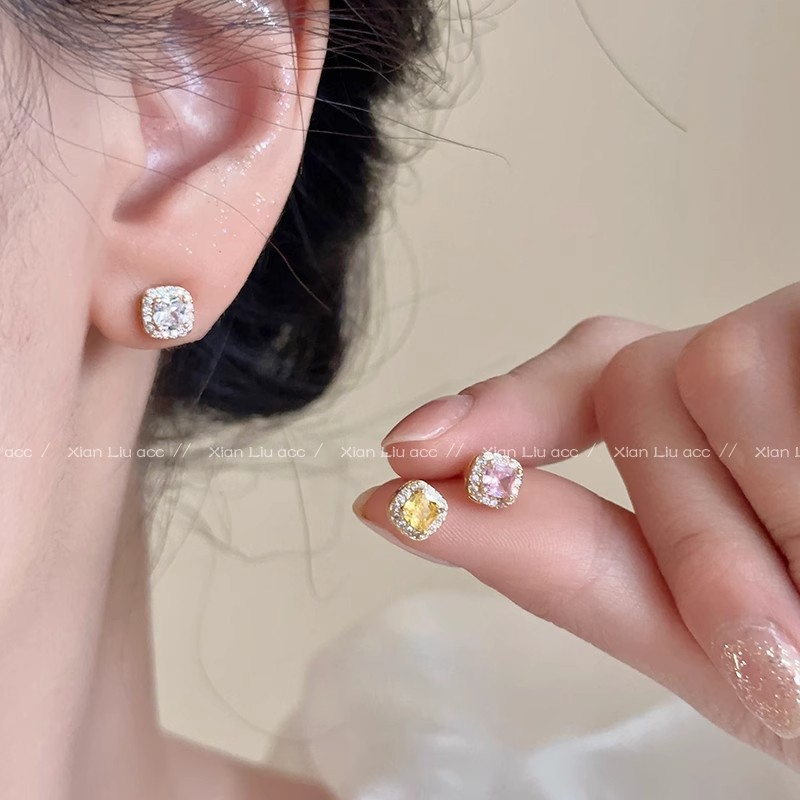 Sparkling small square diamond zircon stud earrings for women, exquisite, fashionable and high-end style earrings, niche design, versatile and unique earrings Application Scenario