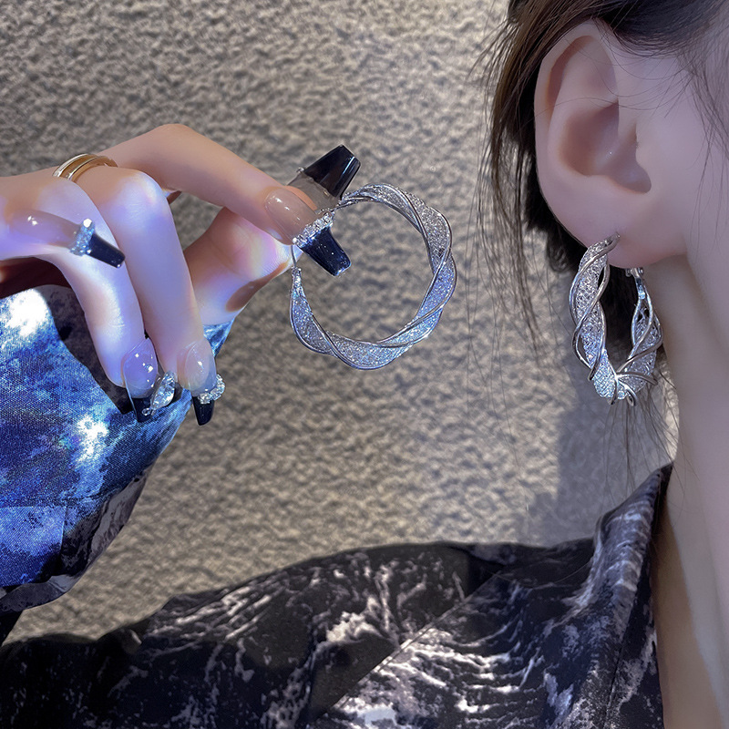 Dongdaemun's new trendy and simple hollowed-out grid crystal twisted ear rings s925 silver needle cold style earrings for women Application Scenario