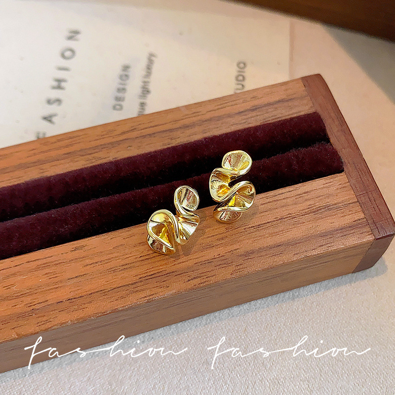 Unique, sweet, cool and cold style, irregular-shaped stud earrings, small, simple, niche and high-end earrings for women, commuter earrings Specification drawing