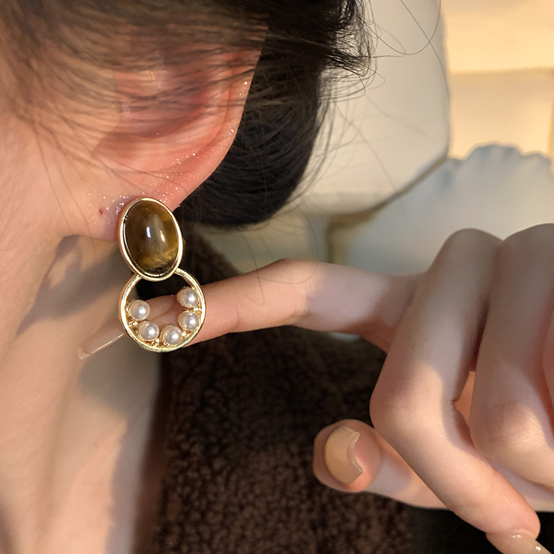 Maillard style tiger's Eye stone earrings, women's niche design sense, circle pearl earrings, stud earrings, best-selling earrings wholesale details Picture