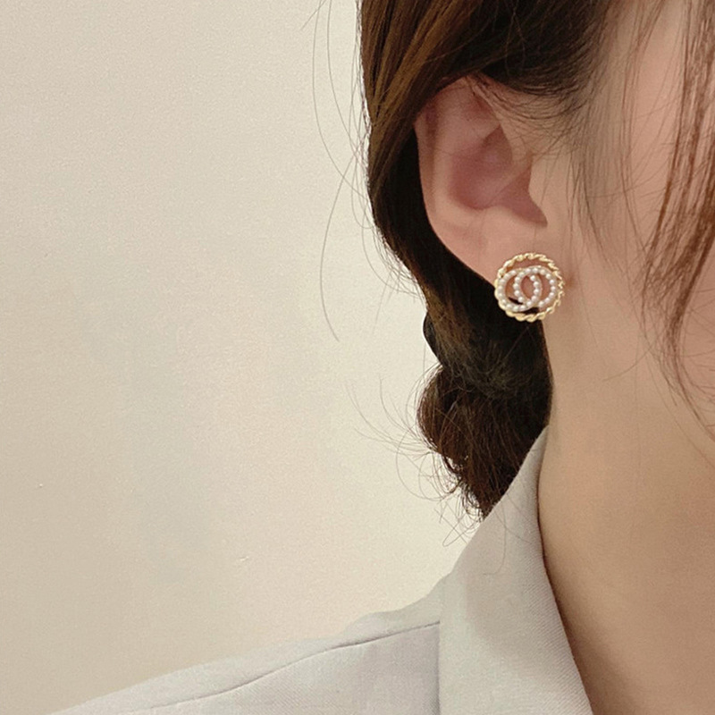 S925 silver needle simple small pearl circle ear stud earrings, versatile, elegant and with a niche design sense details Picture