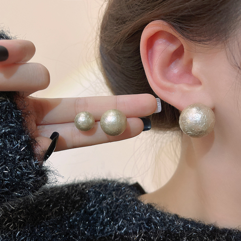 S925 Silver needle large pearl stud earrings for women, retro French style cotton earrings, the same as the popular Hepburn style earrings Application Scenario