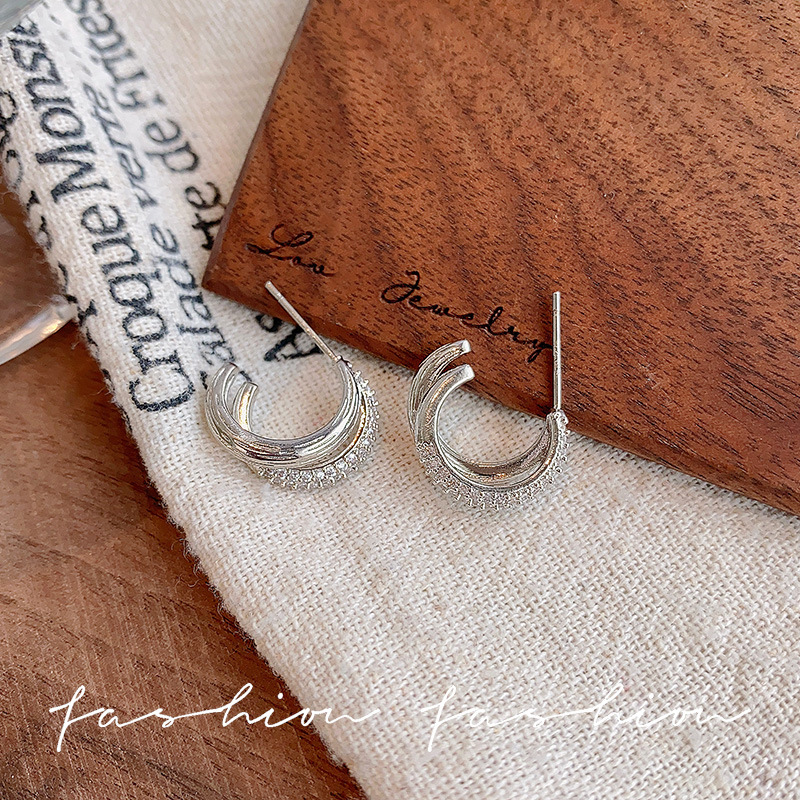 Simple French-style micro-inlaid zircon circular stud earrings, a trendy and versatile, niche Korean light luxury exquisite earrings and earrings Application Scenario