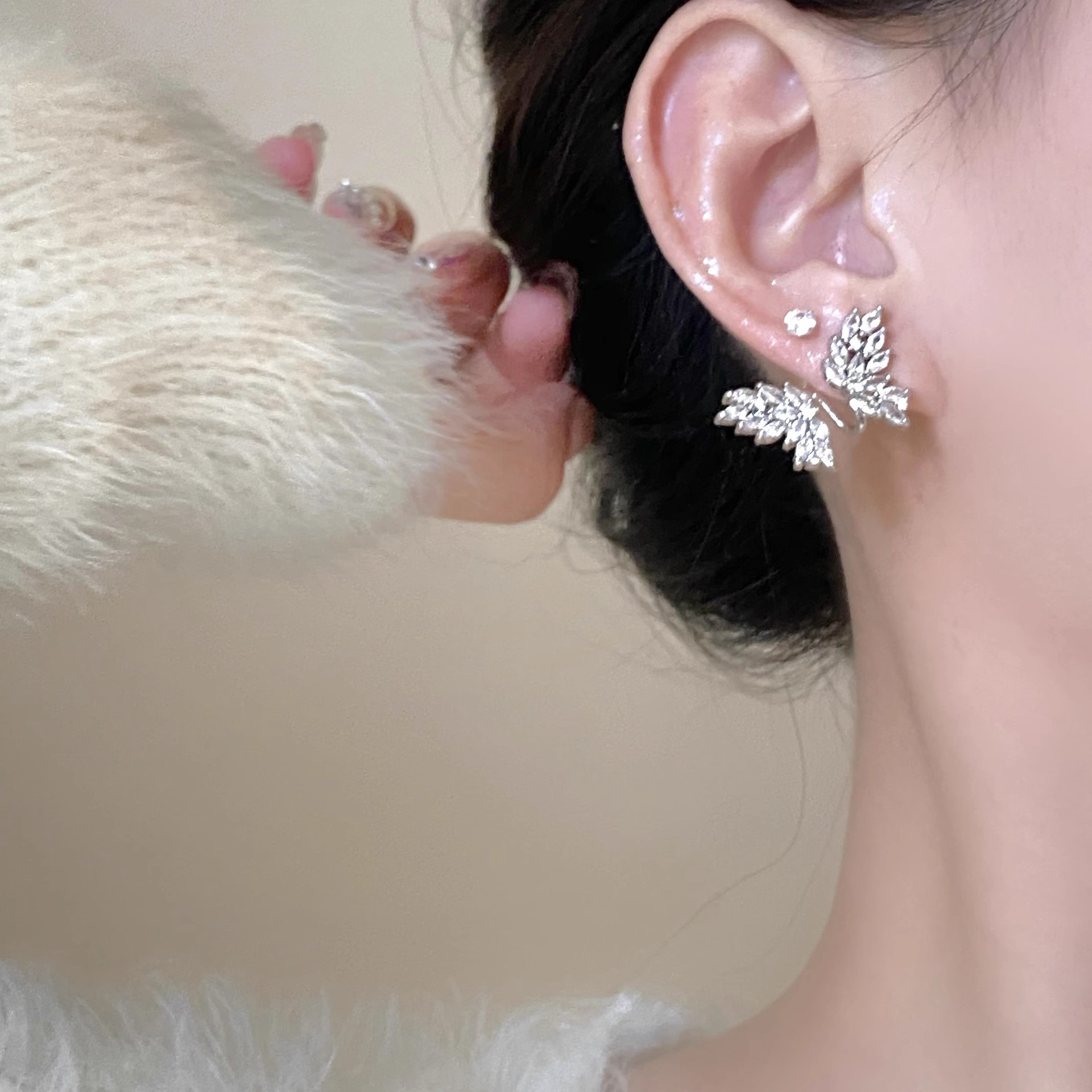 Super sparkling micro-inlaid butterfly zircon stud earrings, women's light luxury and high-end fashion earrings, niche design, unique and elegant earrings Specification drawing