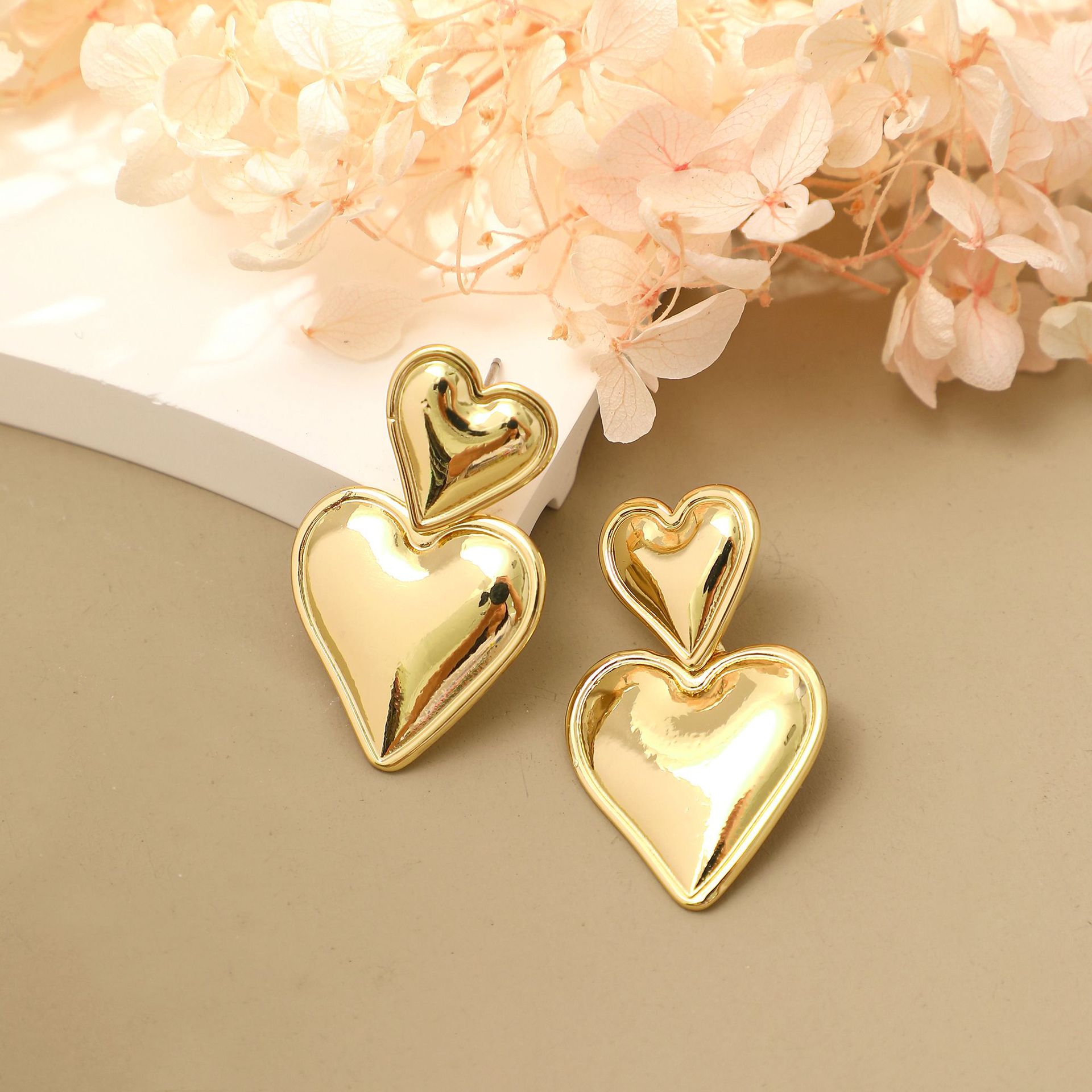 Amazon's TOP best-selling double-layer heart-shaped pendant earrings, cross-border creative and simple metallic heart-shaped earrings for women Application Scenario