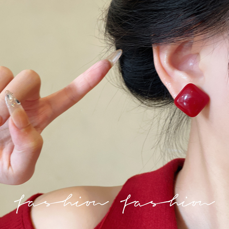 The whitening Ankela red square stud earrings exude a retro charm and a high-end feel for women. The light luxury design of these earrings is in the style of Hepburn Application Scenario