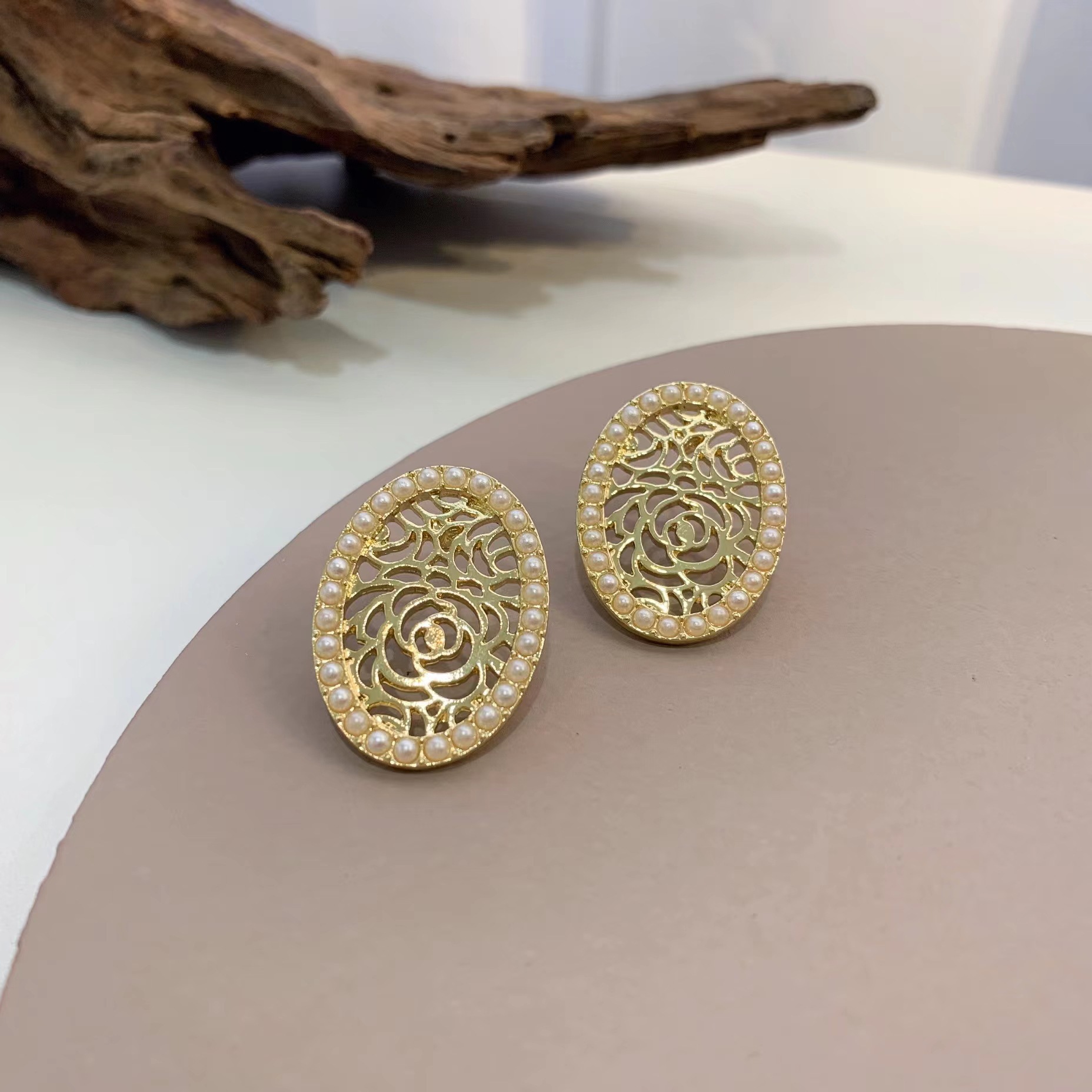 The same style of hollowed-out rose oval pearl earrings as Korean Oni, retro court-style niche earrings Specification drawing