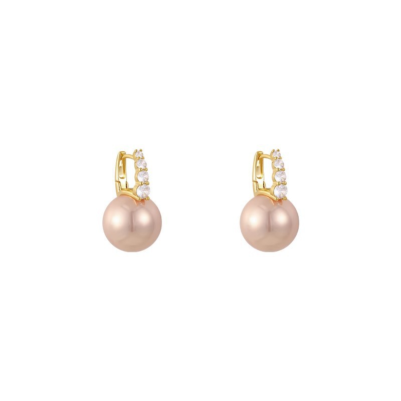 Exquisite pink pearl stud earrings, a niche design for women, exude a sense of high-end luxury. These earrings are simple, retro, fashionable and elegant Item Picture