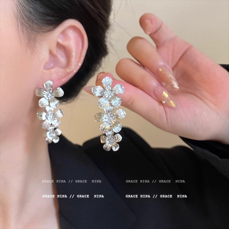 The retro flower-shaped tassel stud earrings are a new 2025 bestseller for women, exuding a sense of light luxury and sophistication Specification drawing