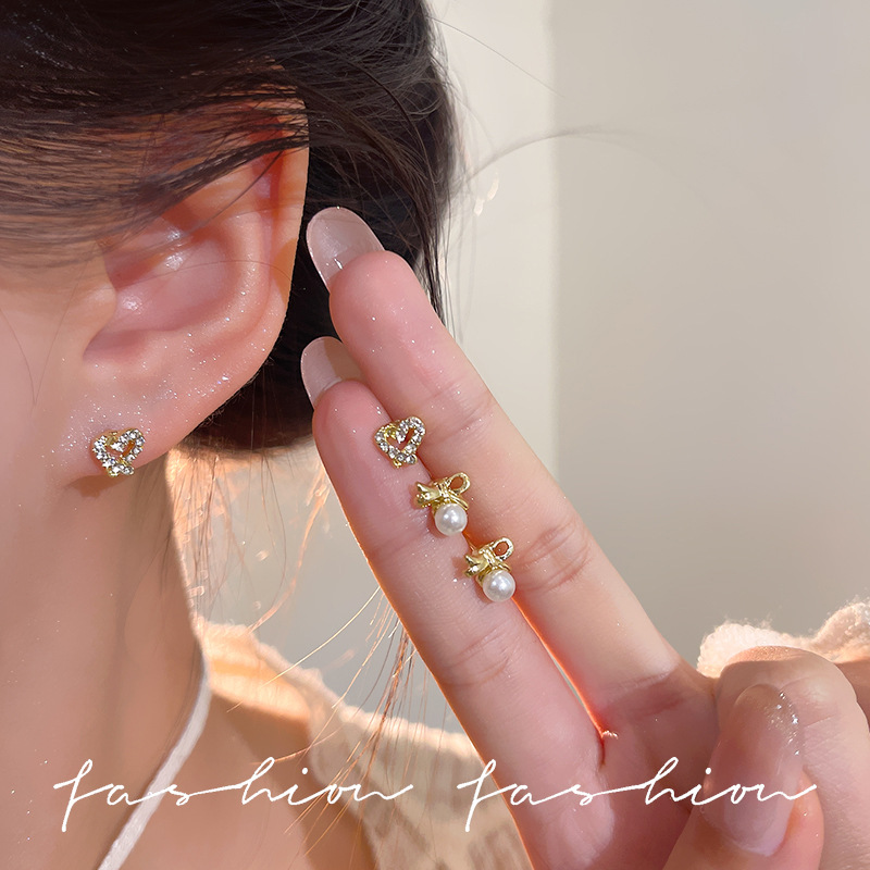 Cute cat fishbone set stud earrings, retro and high-end exquisite earrings, French versatile and light luxury earrings for women Application Scenario