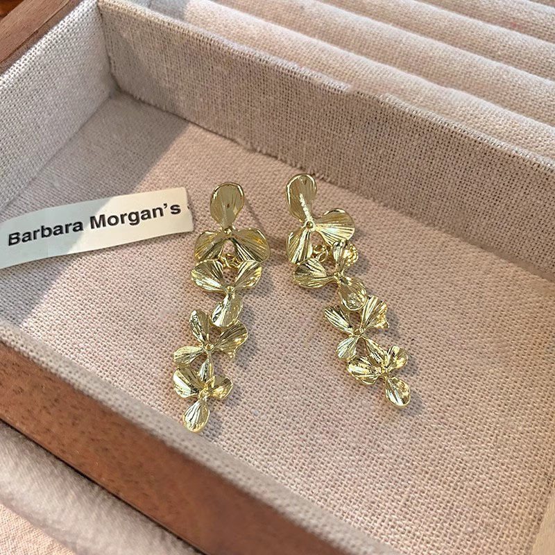 French romantic metal flower earrings, women's fashionable and elegant, exaggerated stud earrings, light luxury, fashionable and high-end, unique earrings Application Scenario