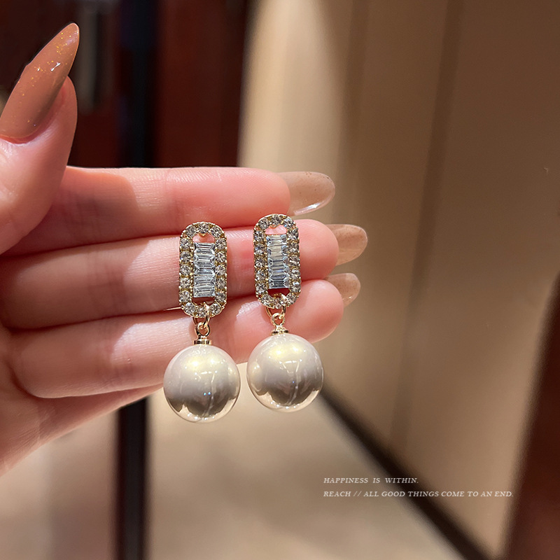 S925 Silver needle retro style pearl earrings, women's light luxury style, versatile stud earrings for socialite, wholesale of Korean diamond-encrusted earrings Specification drawing