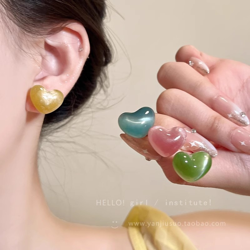 Sweet peach sparkling water Spring and Summer colorful dopamine heart-shaped stud earrings for women, light luxury, niche and high-end style earrings and earrings full figure