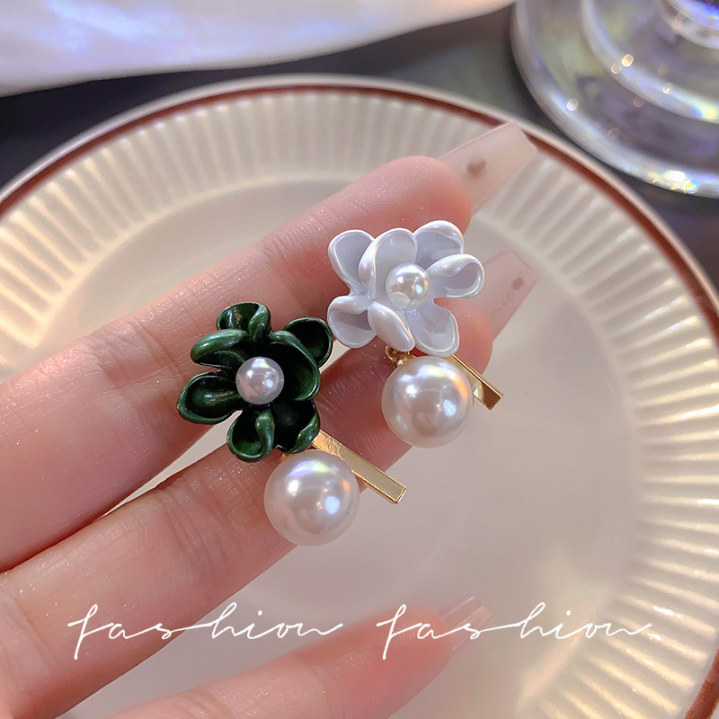 Color-blocking camellia pearl earrings for women, with a light luxury and niche design sense, high-end stud earrings, French retro and individual earrings details Picture