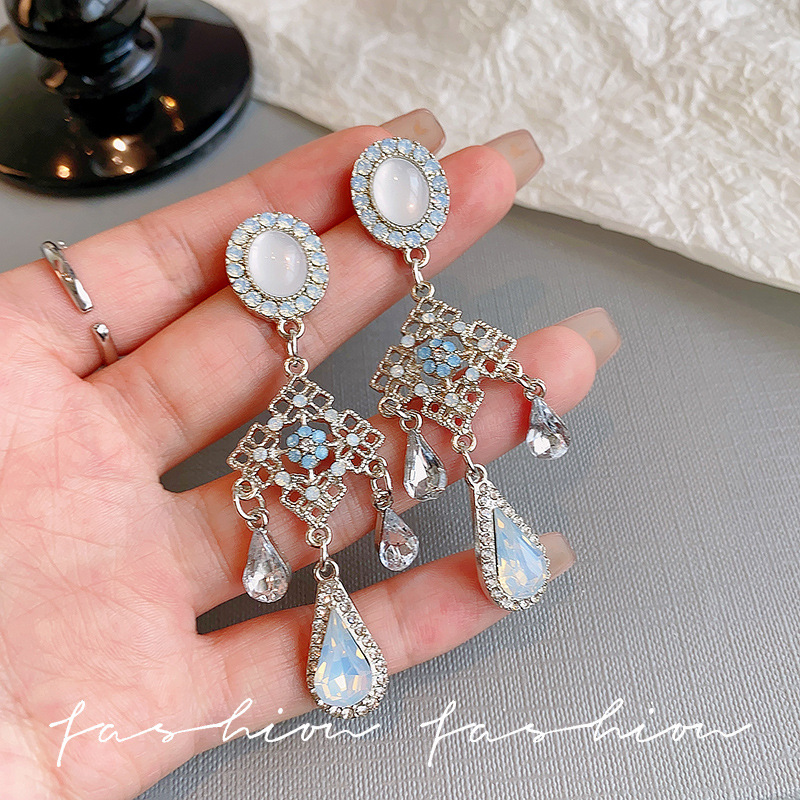 Super sparkling water drop zircon earrings, women's retro Baroque court style, high-end crystal temperament earrings, exotic earrings full figure