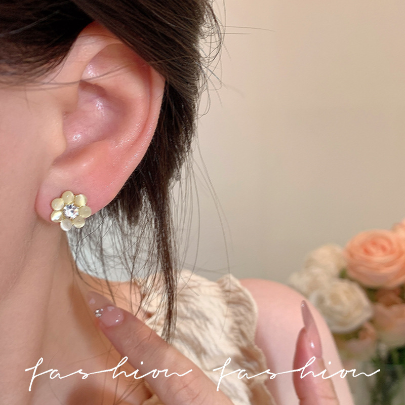 Sweet and elegant flower pearl stud earrings, light luxury and high-end feel, elegant and grand earrings and earrings, new women's ear pendant accessories Specification drawing