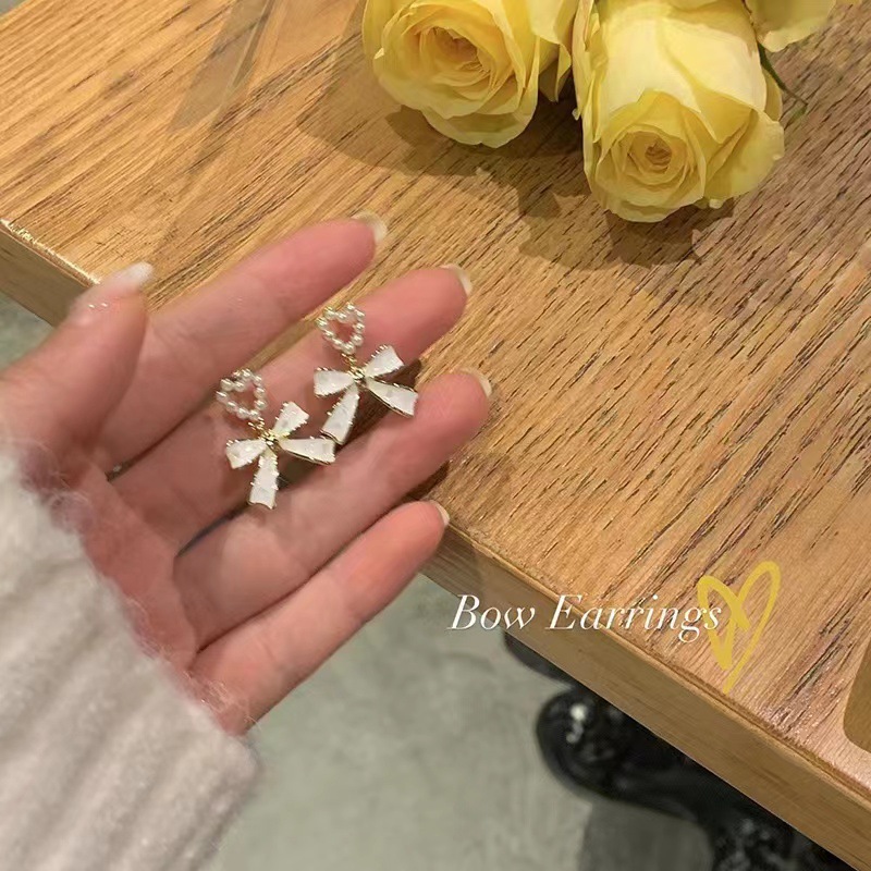 s925 Silver Needle pearl Bow Earrings, a niche design for women, are sweet, fashionable and elegant. They are high-end earrings with a sense of sophistication full figure
