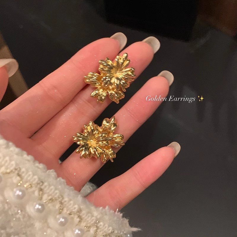 Autumn and winter retro and high-end floral stud earrings for women, light luxury and fashionable style, niche design, two pairs of earrings on the front and back Application Scenario