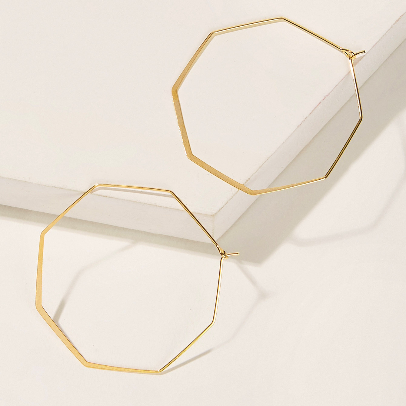 Wholesale of new geometric hexagonal earrings in a creative and exaggerated punk style for women from Europe and America Specification drawing