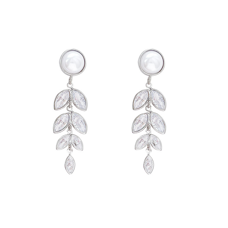 The long, super shiny leaf pearl earrings from Lusu are a new bestseller for women's autumn and winter 2025, exuding a sense of light luxury and high-end elegance Item Picture
