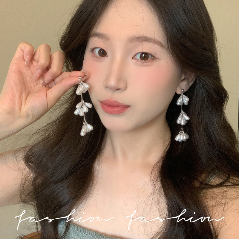 Korean version niche design heavy industry flower beaded stud earrings for women, simple and fashionable water drop pearl pendant earrings details Picture