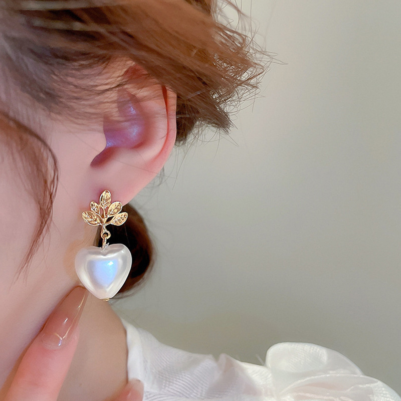 S925 Silver Needle Korean heart-shaped leaf Pearl Earrings, a niche style, light luxury and simple earrings, fashionable and versatile earrings Specification drawing