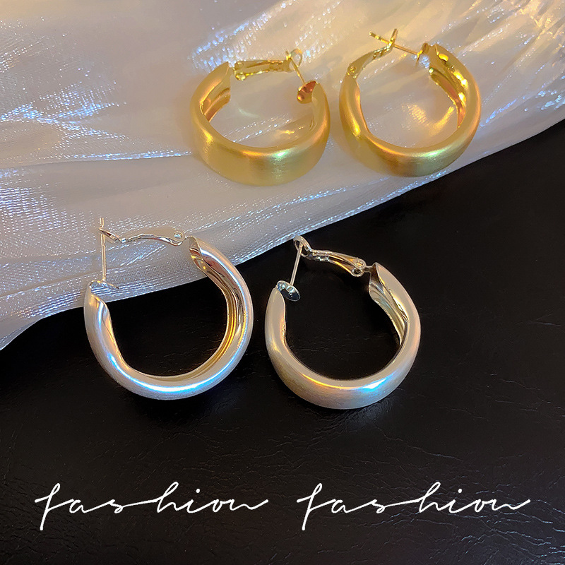 High-end, light luxury metal, European and American circle, retro Hong Kong-style wide-rimmed earrings, women's geometric shape, elegant silver needle earrings details Picture