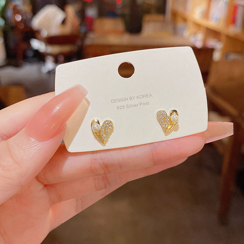 925 silver needle micro-inset heart-shaped stud earrings, a niche, exquisite and versatile pearl earring, a high-end and elegant accessory for women. Wholesale full figure