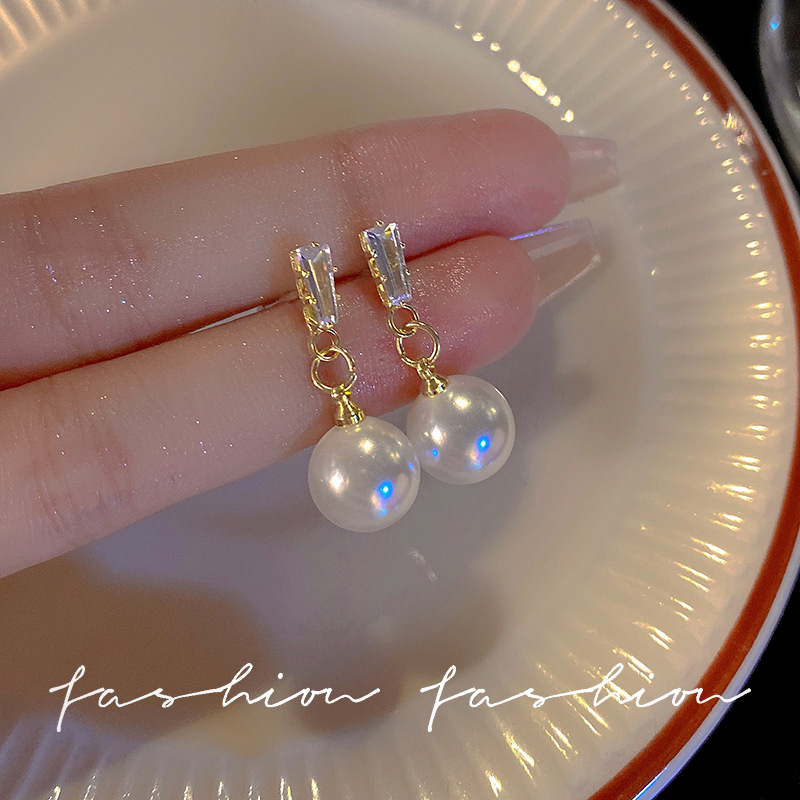 S925 Silver needle Zircon geometric earrings, a trendy, light luxury, and niche pearl stud accessory for women on Instagram, are the same style of earrings that are popular among Internet celebrities Specification drawing