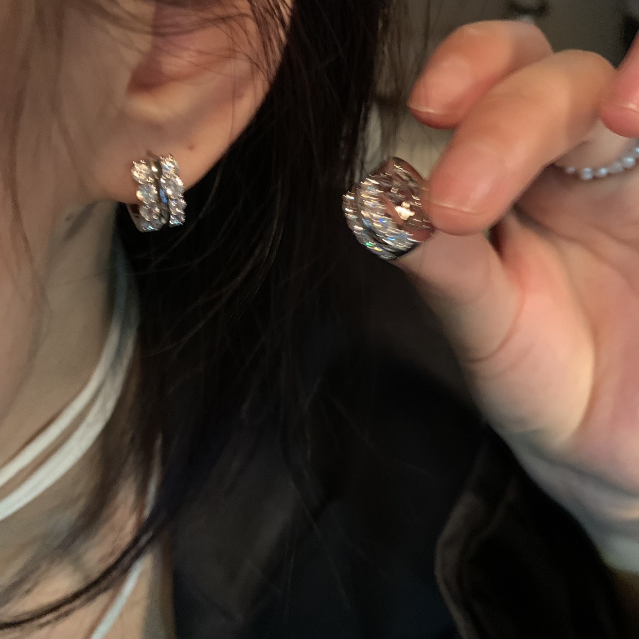 The 2025 new cold style earrings, a niche design for women, zircon ear buckles S925 silver needle, a popular earpiece full figure