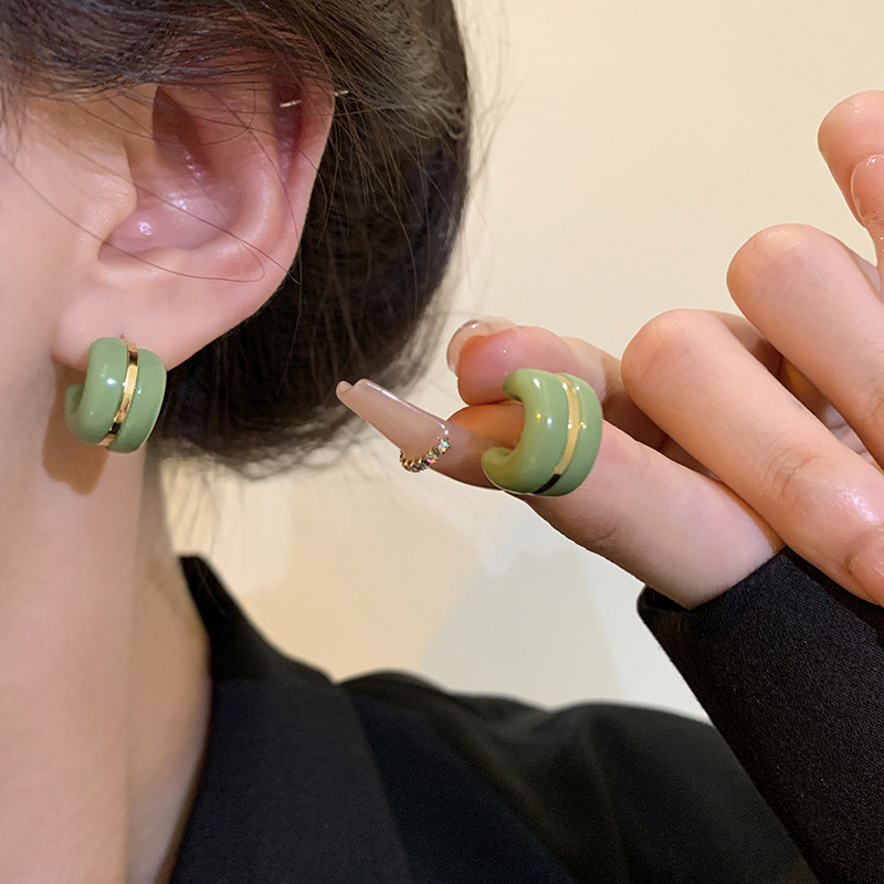 Simple C-shaped niche earrings for women, with a high-end and elegant design, light luxury stud earrings. Wholesale of the new 2023 stud earrings Application Scenario