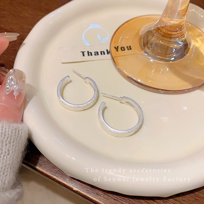 The cold and frosted silver ring earrings and French plain ring stud earrings are suitable for women with round faces as best-selling earrings Application Scenario