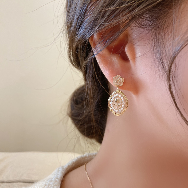 S925 Silver needle retro gentle rose pearl earrings with a sweet and elegant touch, oval geometric personality pearl stud earrings Specification drawing
