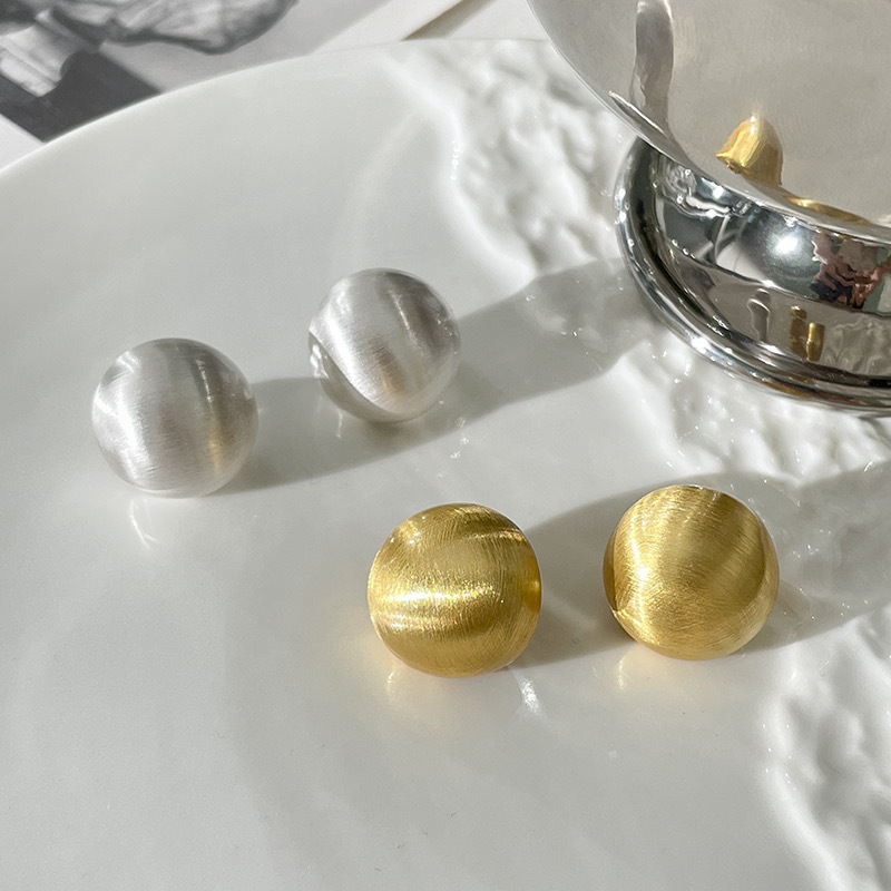 Golden brushed round stud earrings for women, with a light luxury and high-end look, unique and elegant style. Niche design, exquisite and simple earrings Application Scenario