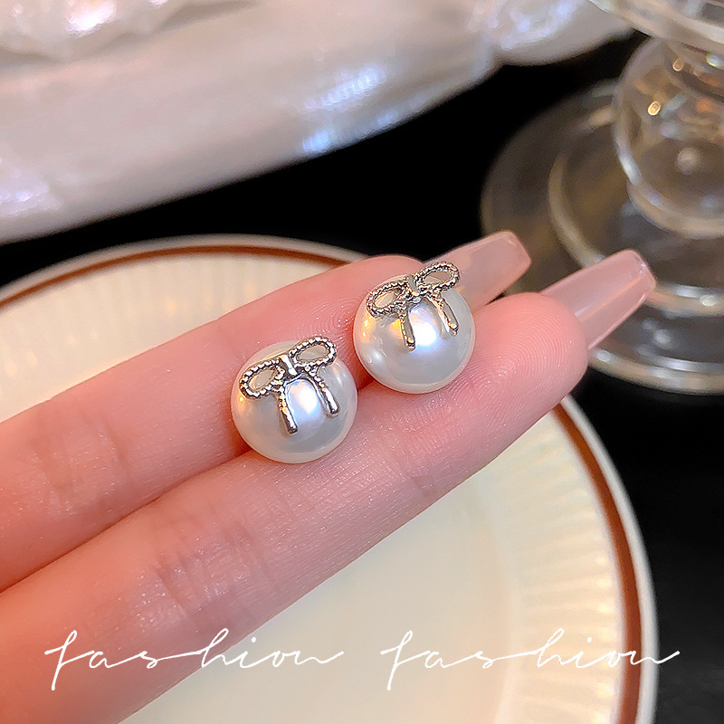 Retro silver needle steamed buns, pearl stud earrings, French sweet and elegant earrings, bow, high-end earrings, petite girl full figure