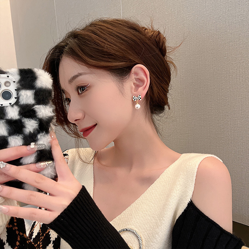 S925 Silver needle Black and white checkerboard checkered bow pearl stud earrings for women, high-quality wholesale earrings Application Scenario