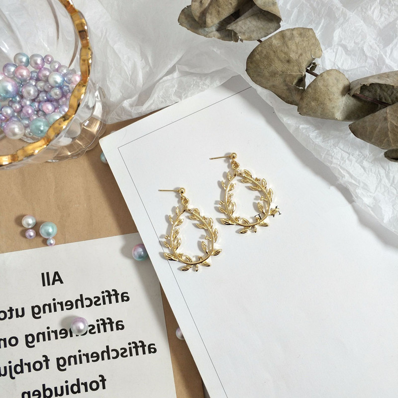Simple and hollowed-out teardrop-shaped leaf earrings, women's stud earrings, Korean style, versatile leaf ear clips, earrings and pendants wholesale full figure